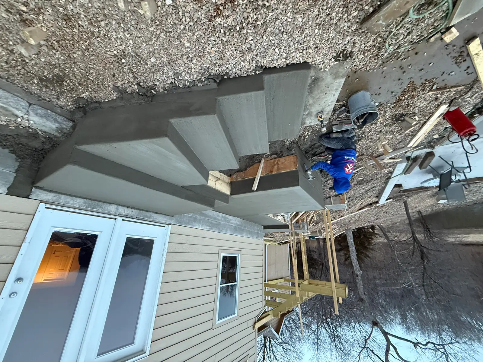 Concrete steps finishing Kansas City — worker hand troweling | Ford Concrete